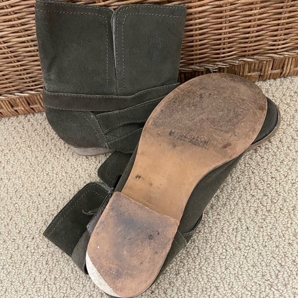 Olive green suede slouchy, Ankle boots - Picture 2 of 3